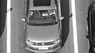 大疆交通警用無人機(jī)執(zhí)法案例插圖3 開車玩手機(jī)的駕駛?cè)吮粺o人機(jī)成功“截獲”
