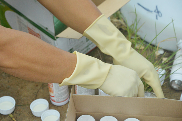 植保無人機(jī)作業(yè)安全守則插圖1 植保隊(duì)會(huì)使用一次性塑料薄膜手套