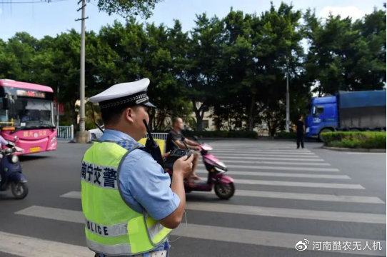 無人機抓拍斑馬線不禮讓行為插圖1 利用無人機抓拍取證