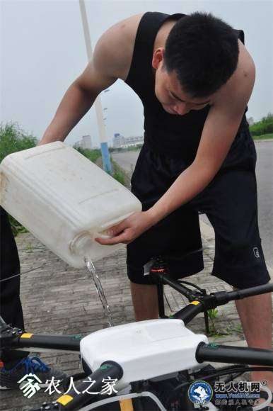 大疆打藥無人機(jī)MG-1S測(cè)試報(bào)告插圖 加水(測(cè)試中用水代替藥物)