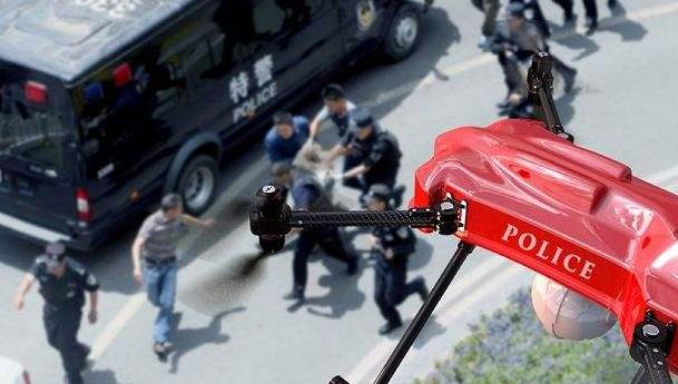 廣東警方積極推進(jìn)警用無人機(jī)的應(yīng)用和管理插圖2 一架閃耀著警燈的無人機(jī)在空中30米高度向事主方向靠近