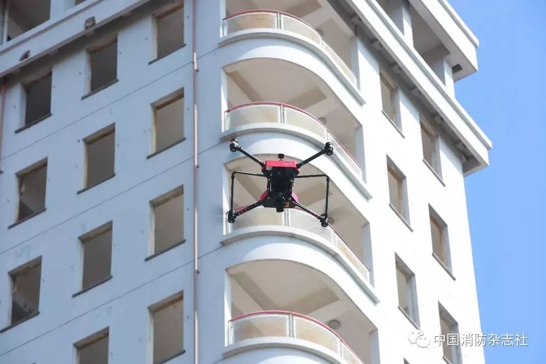 上海舉行消防用無人機綜合實戰(zhàn)演練插圖3 無人機垂直噴射干粉