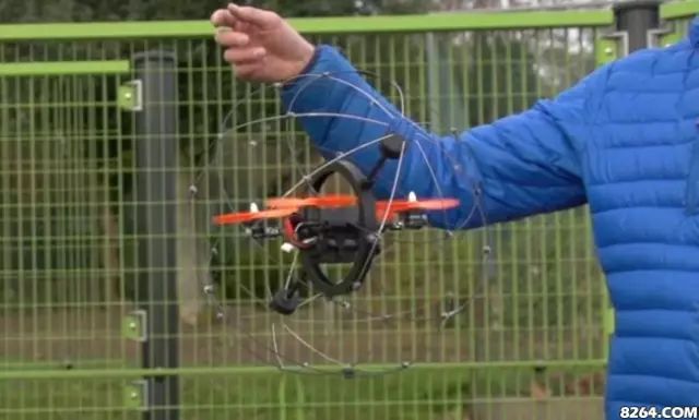 帶籠子的無人機Droneball插圖3 同時無人機體積也比較小,沒辦法放置太大的電池