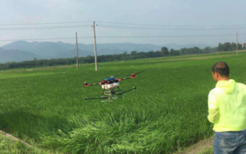 安?？h：農(nóng)作物植保借助無人機(jī)走上高科技之路
