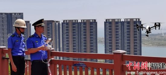 執(zhí)法隊(duì)員在雙魚島附近海域通過(guò)無(wú)人機(jī)做信息采集 執(zhí)法隊(duì)員在雙魚島附近海域通過(guò)無(wú)人機(jī)做信息采集