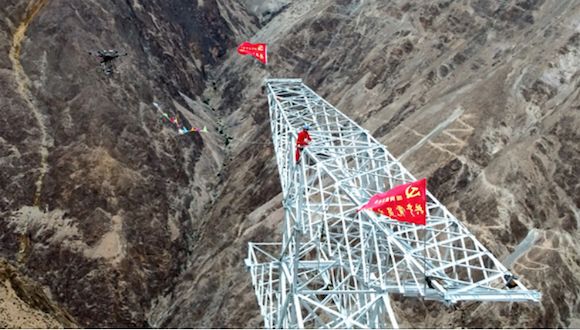 大疆如何拿下完成40萬(wàn)公里電力巡線插圖2 第一款專(zhuān)門(mén)為行業(yè)應(yīng)用而生的工業(yè)級(jí)無(wú)人機(jī)經(jīng)緯M200誕生