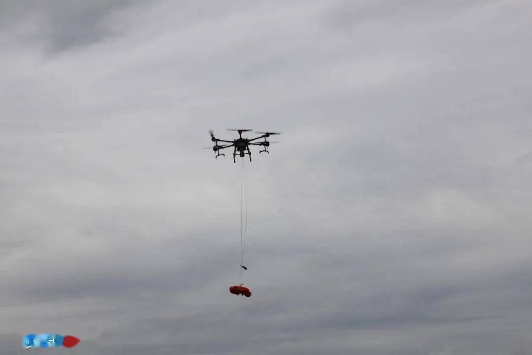 無人機(jī)空投“救命繩” -無人機(jī)救援插圖1 無人機(jī)將繩索空投到被困人員位置