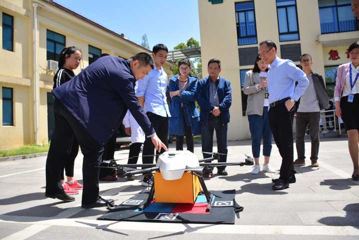 國內首次無人機醫(yī)療運送在長興試飛成功插圖1 無人機運用于醫(yī)療急救