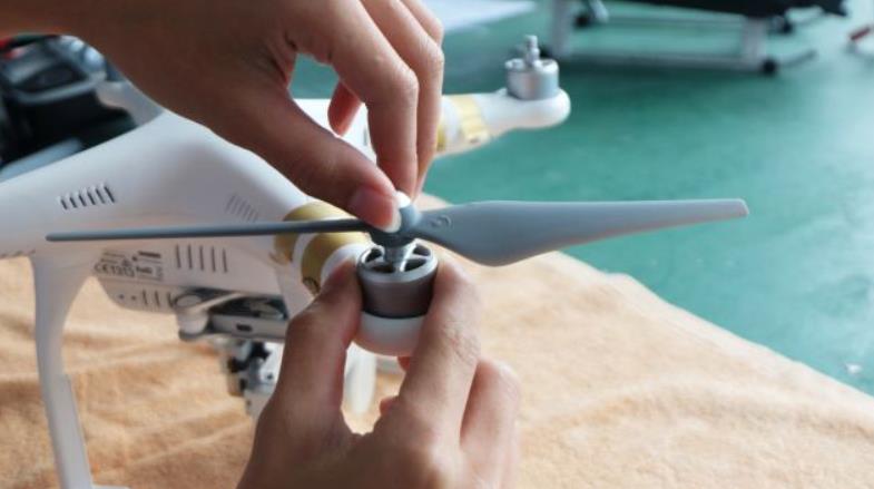 無人機(jī)修理師告訴怎么減少飛行事故插圖1 無人機(jī)修理其實(shí)和汽車修理一樣