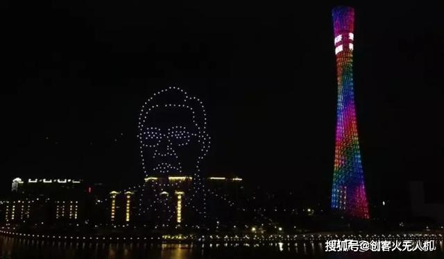 元宵之夜廣州500架無人機編隊表演插圖3 “戴上口罩,防御病毒”“元宵節(jié)快樂”