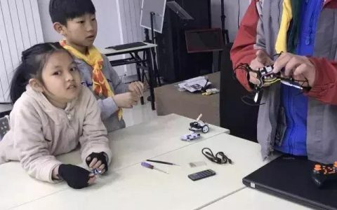 無人機(jī)編程-讓孩子在玩中學(xué)習(xí)無人機(jī)的編程！