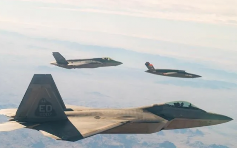 美國空軍開展F-22、F-35A、XQ-58A無人機(jī)編隊(duì)飛行數(shù)據(jù)共享測(cè)試