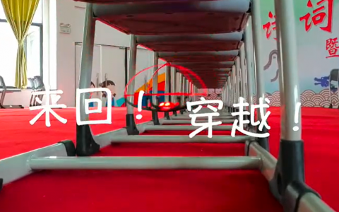驍騰穿越無人機挑戰(zhàn)十五把椅子，能成功嗎？