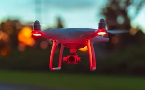 無人機(jī)與有人機(jī)相比，軍事和民用有什么優(yōu)點(diǎn)？