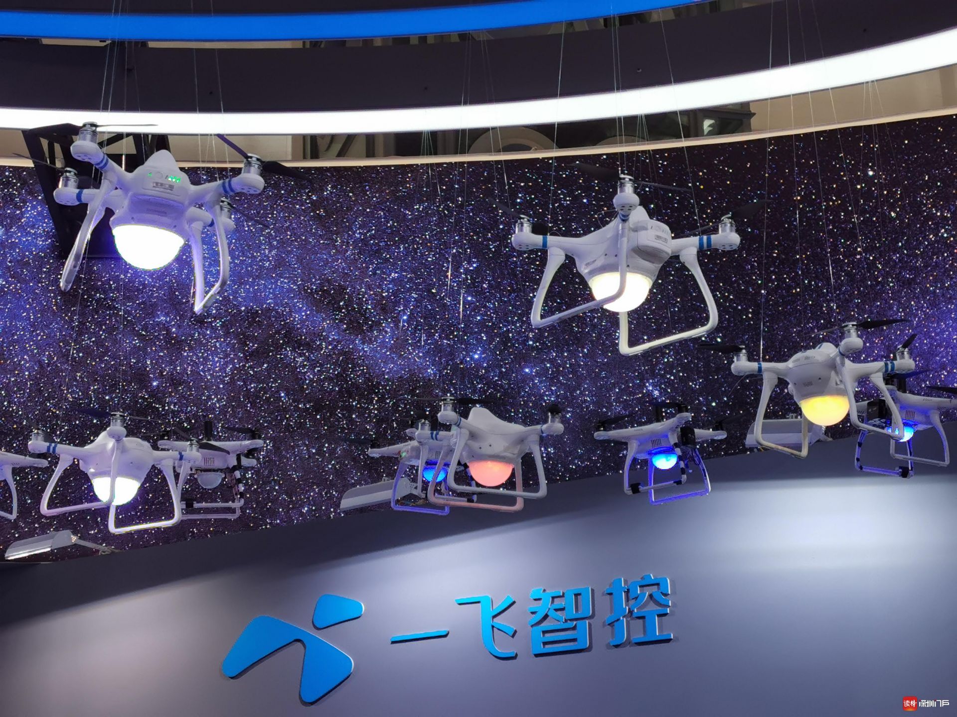 無(wú)人機(jī)表演公司(一飛智控新一代集群表演無(wú)人機(jī))插圖 一鍵操控2萬(wàn)架無(wú)人機(jī),一飛智控發(fā)布新一代集群表演無(wú)人機(jī)新品