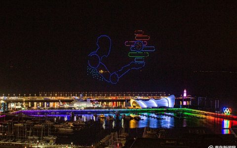青島夜空上演無人機大秀（天津遠度科技有限公司）