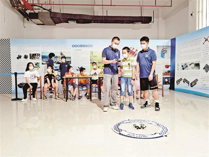 2021年寶安區(qū)青少年競(jìng)速無(wú)人機(jī)公益培訓(xùn)插圖 寶安區(qū)科技館開展青少年競(jìng)速無(wú)人機(jī)培訓(xùn) 昨日收官