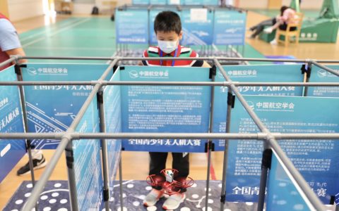 空中格斗、蜂群舞蹈、迷宮穿越，全國青少年無人機大賽500名小選手同場競技