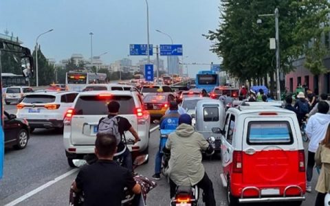 北京晚高峰擁堵指數(shù)突破年度極值！司機靈魂拷問：我干嘛要開車？