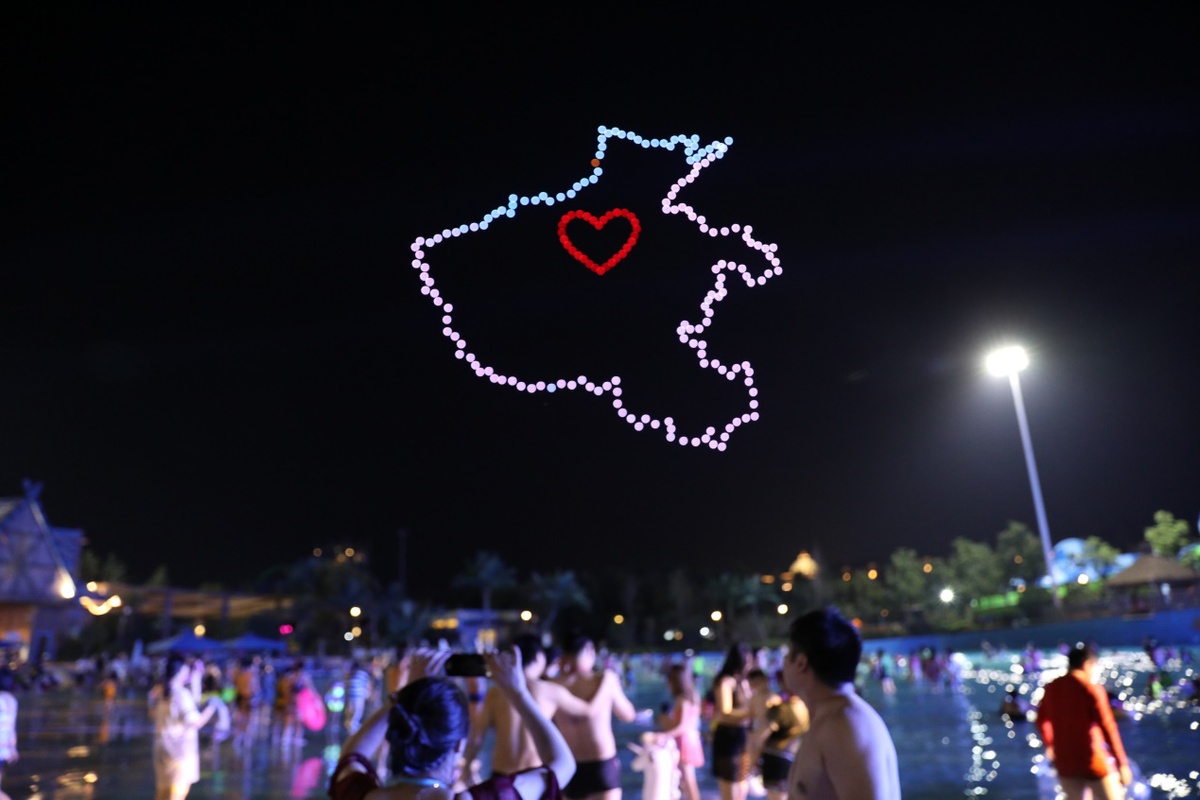 鄭州無(wú)人機(jī)國(guó)慶表演突然失控，場(chǎng)均百萬(wàn)花費(fèi)，為何仍頻繁炸機(jī)？