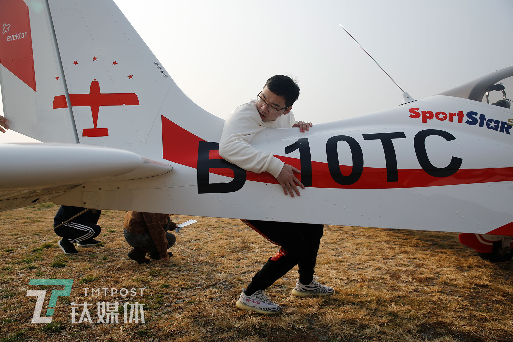 探秘運動飛機執(zhí)照培訓班：學費10萬，練滿30小時考試，來學的都是為了愛好 | 鈦媒體影像《在線》