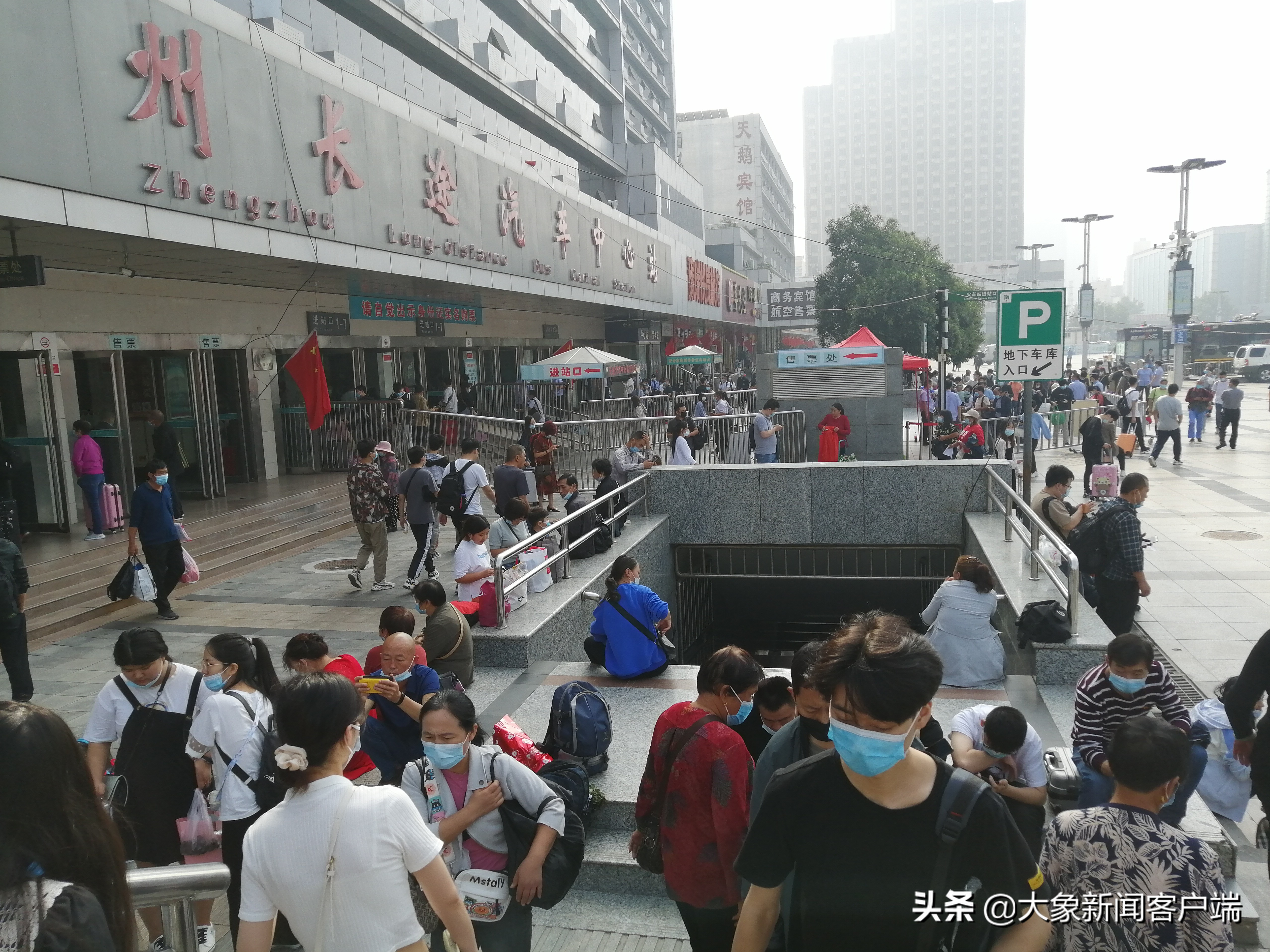 人從眾！國慶第一天，這些地方迎來了客流、車流最高峰