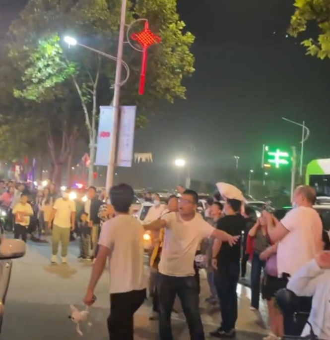 鄭州無(wú)人機(jī)國(guó)慶表演突然失控，場(chǎng)均百萬(wàn)花費(fèi)，為何仍頻繁炸機(jī)？