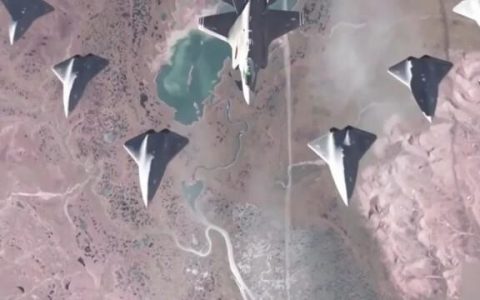 俄版“忠誠僚機”S-70“獵人”無人機（內(nèi)置彈艙可攜帶2.8噸彈藥）