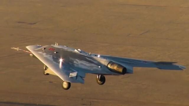 點(diǎn)擊放大 俄版“忠誠僚機(jī)”S-70“獵人”無人機(jī)(內(nèi)置彈艙可攜帶2.8噸彈藥)
