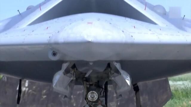 點(diǎn)擊放大 俄版“忠誠僚機(jī)”S-70“獵人”無人機(jī)(內(nèi)置彈艙可攜帶2.8噸彈藥)