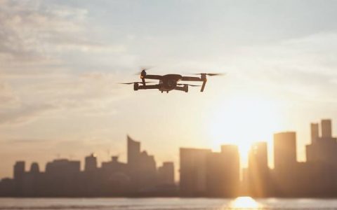 采用無人機無線圖傳技術水尺觀測（無人機用于水尺鑒重）