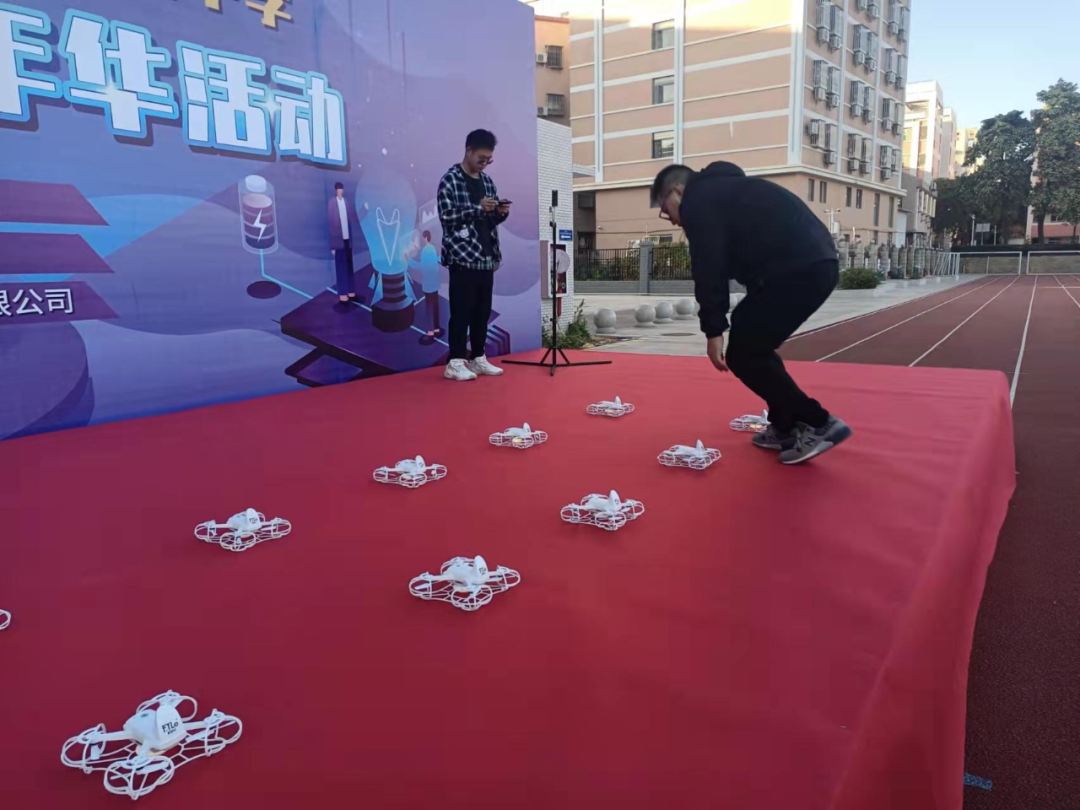 廈門市無(wú)人機(jī)編隊(duì)編程飛行表演(樂(lè)安中學(xué)2021年科技節(jié)嘉年華活動(dòng))插圖 圖片