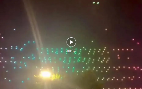 福州元宵夜多架無人機(jī)表演時失控墜落，目擊者：飛了十多秒就“炸機(jī)”