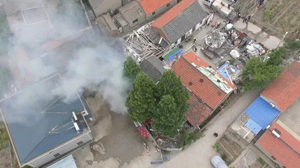 鹽城無人機(jī)精準(zhǔn)定位(鹽南高新區(qū)民警巧用灑水車救火)插圖 圖片
