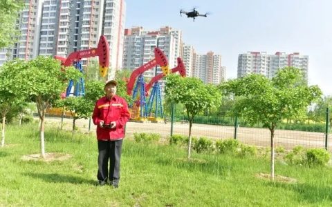 多大年齡可以玩無人機？（八旬老人玩轉(zhuǎn)無人機成飛行高手）