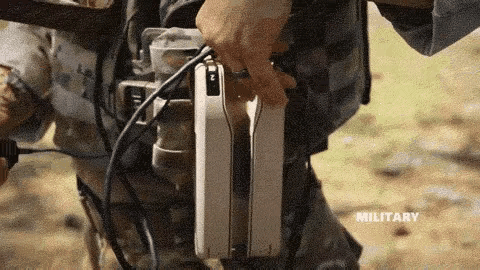 美軍又嘚瑟：最小的軍用無(wú)人機(jī)，上百萬(wàn)元，中國(guó)廠商看后笑而不語(yǔ)