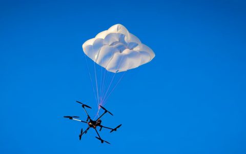 什么是無(wú)人機(jī)降落傘？（無(wú)人機(jī)降落傘原理與使用方法）
