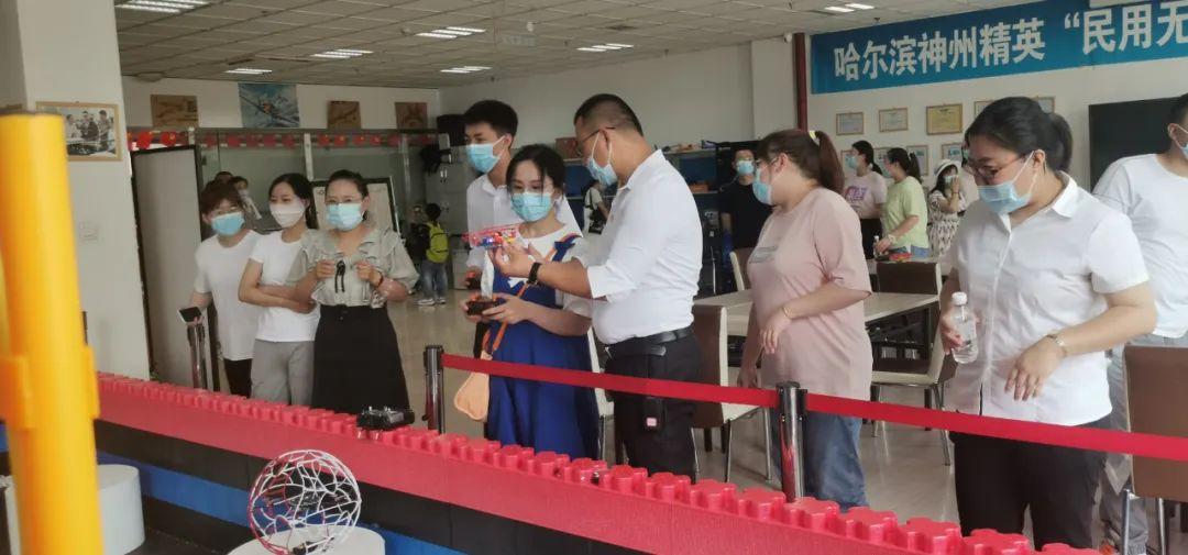 哈爾濱科普體驗行首場活動在神州精英無人機(jī)文化教育科普基地舉行插圖2 哈爾濱科普體驗行首場活動在神州精英無人機(jī)文化教育科普基地舉行