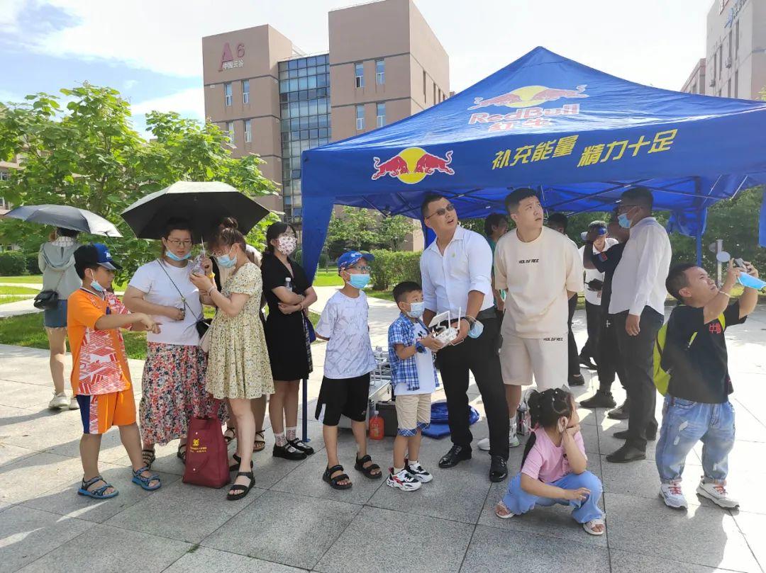 哈爾濱科普體驗行首場活動在神州精英無人機(jī)文化教育科普基地舉行插圖1 哈爾濱科普體驗行首場活動在神州精英無人機(jī)文化教育科普基地舉行