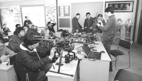 黑龍江首家無人機(jī)駕校成立 首批30余人參加培訓(xùn)插圖1 黑龍江首家無人機(jī)駕校成立 首批30余人參加培訓(xùn)