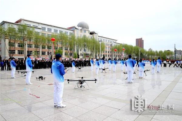 【媒體聚焦】哈爾濱科學(xué)技術(shù)職業(yè)學(xué)院無人機(jī)駕駛員培訓(xùn)基地揭牌插圖1 【媒體聚焦】哈爾濱科學(xué)技術(shù)職業(yè)學(xué)院無人機(jī)駕駛員培訓(xùn)基地揭牌